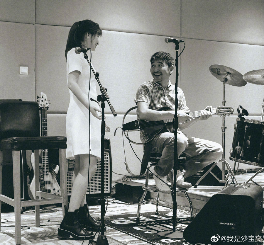 歌手沙宝亮表白戴笑盈,官宣恋情迎来“合奏”