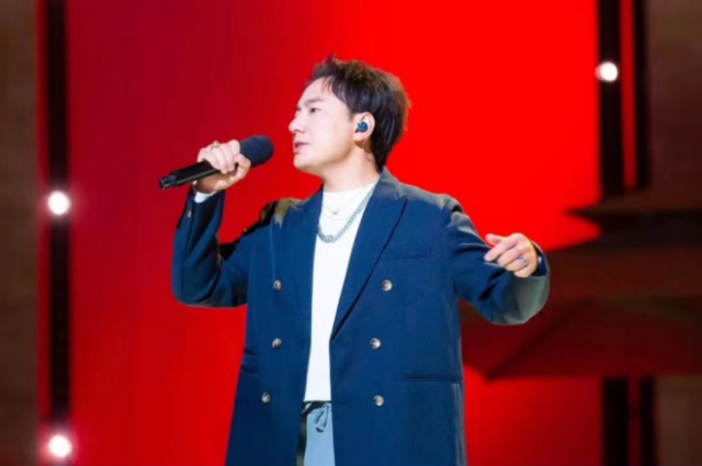 海来阿木《围炉音乐会》连唱十首歌曲 民谣歌者轻诉逐梦人生