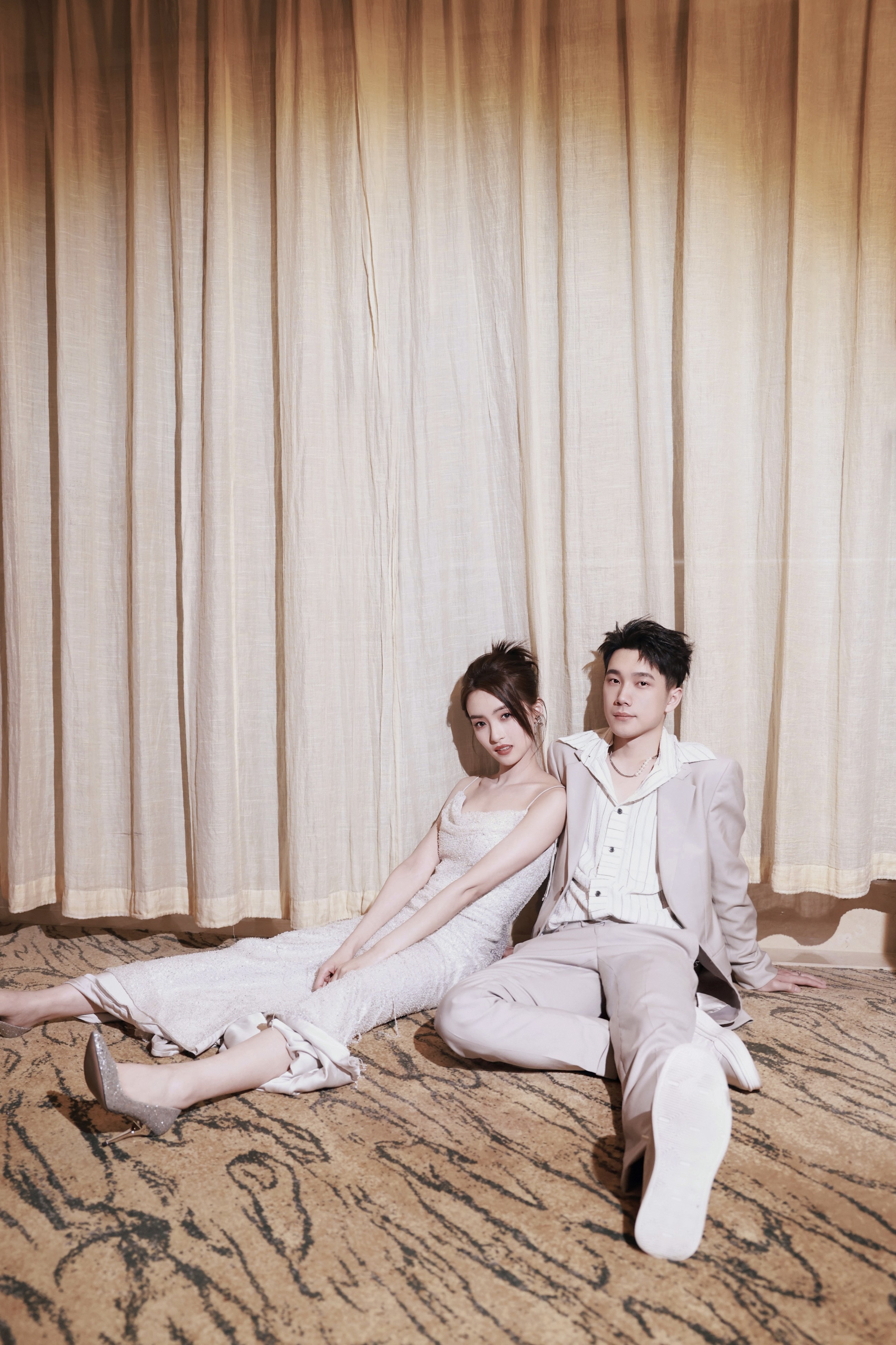 《青梅酸酸你微甜》热播 宋一雄孙嘉琪礼服情侣大片释出