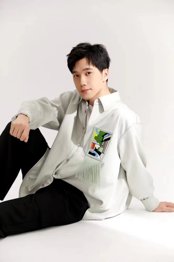 《青梅酸酸你微甜》热播 宋一雄水绿色休闲衬衫清新爽朗