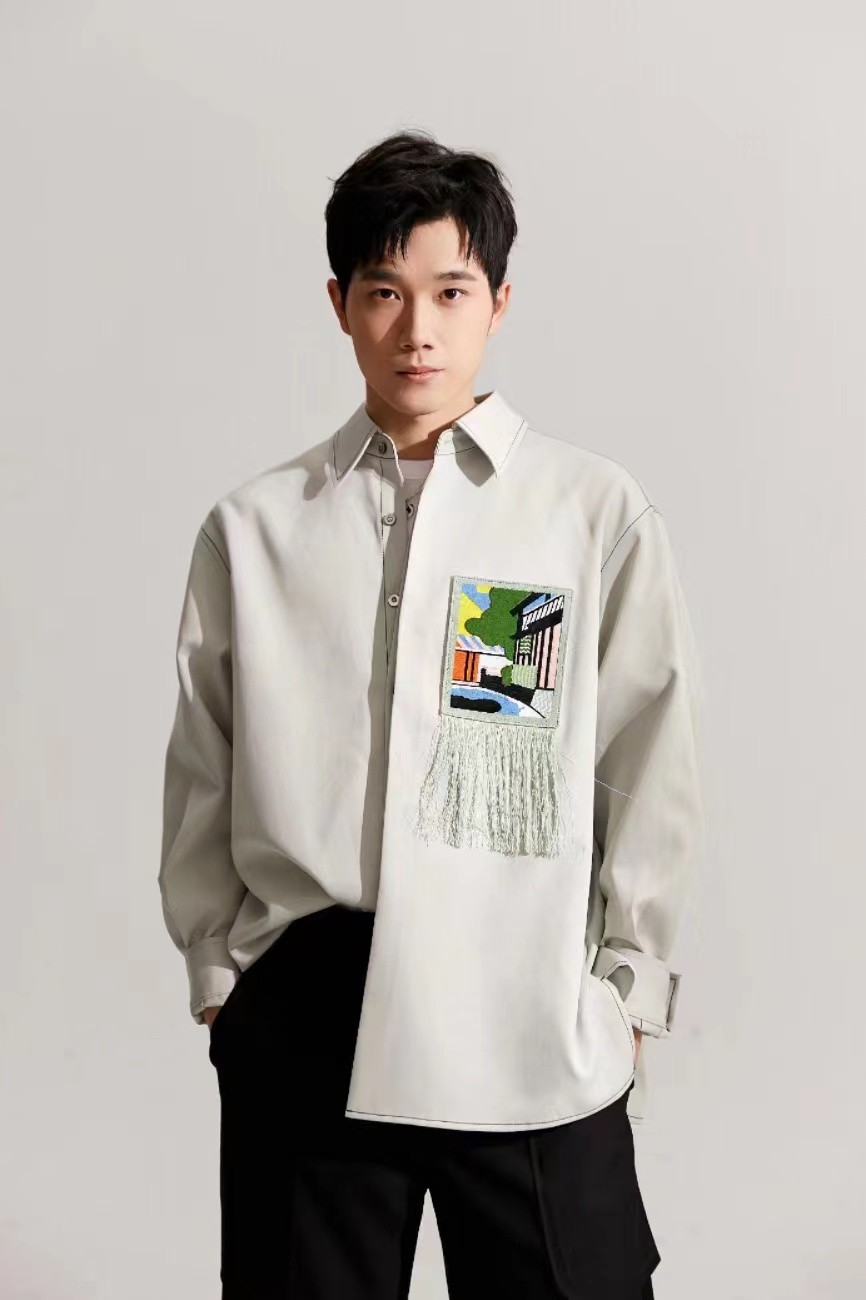 《青梅酸酸你微甜》热播 宋一雄水绿色休闲衬衫清新爽朗