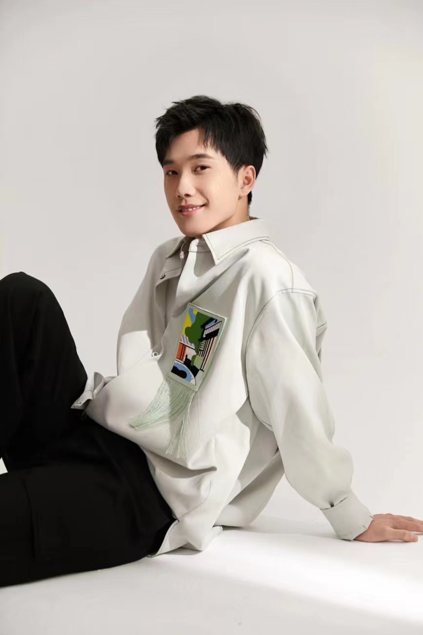 《青梅酸酸你微甜》热播 宋一雄水绿色休闲衬衫清新爽朗