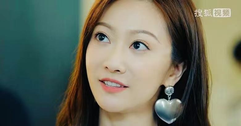 《为你逆光而来》热播 余玥大女主千金妆容吸睛