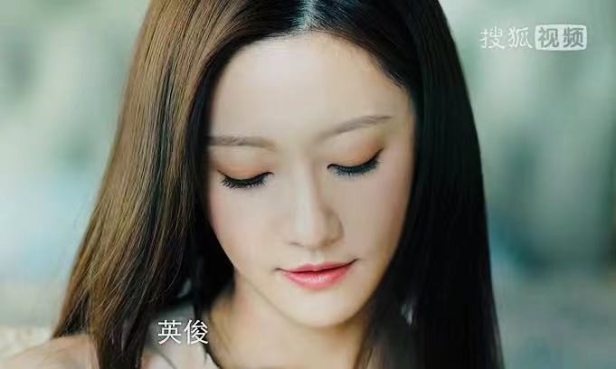 《为你逆光而来》热播 余玥大女主千金妆容吸睛