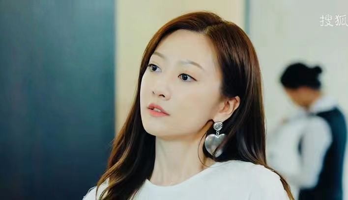 《为你逆光而来》热播 余玥大女主千金妆容吸睛