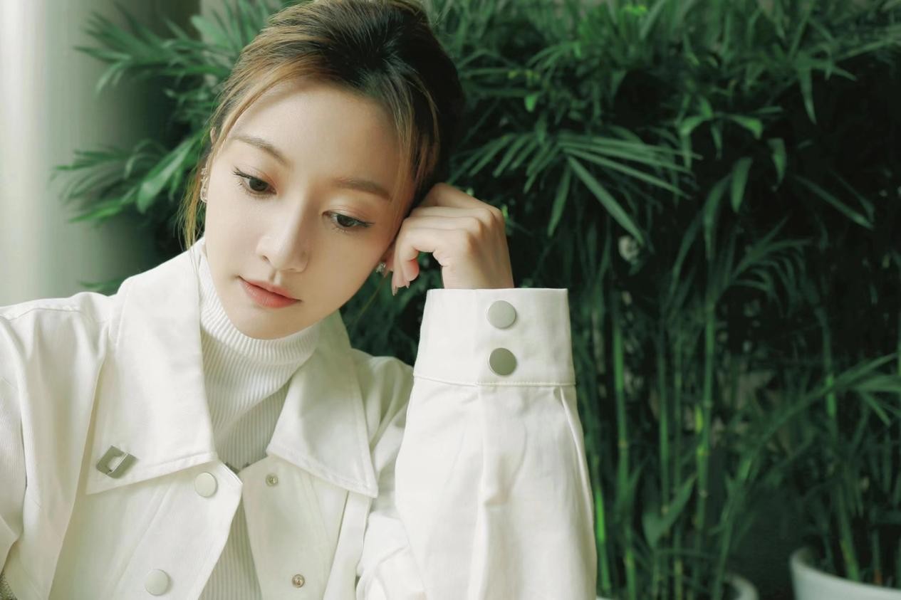 《为你逆光而来》热播 余玥白色休闲装写真大气明媚