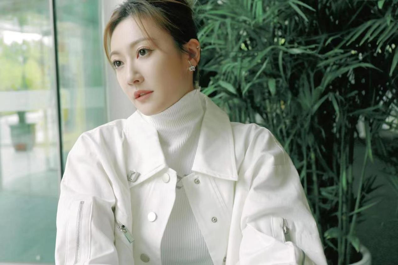 《为你逆光而来》热播 余玥白色休闲装写真大气明媚