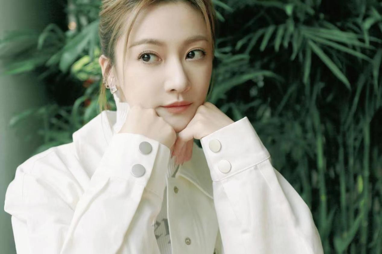 《为你逆光而来》热播 余玥白色休闲装写真大气明媚