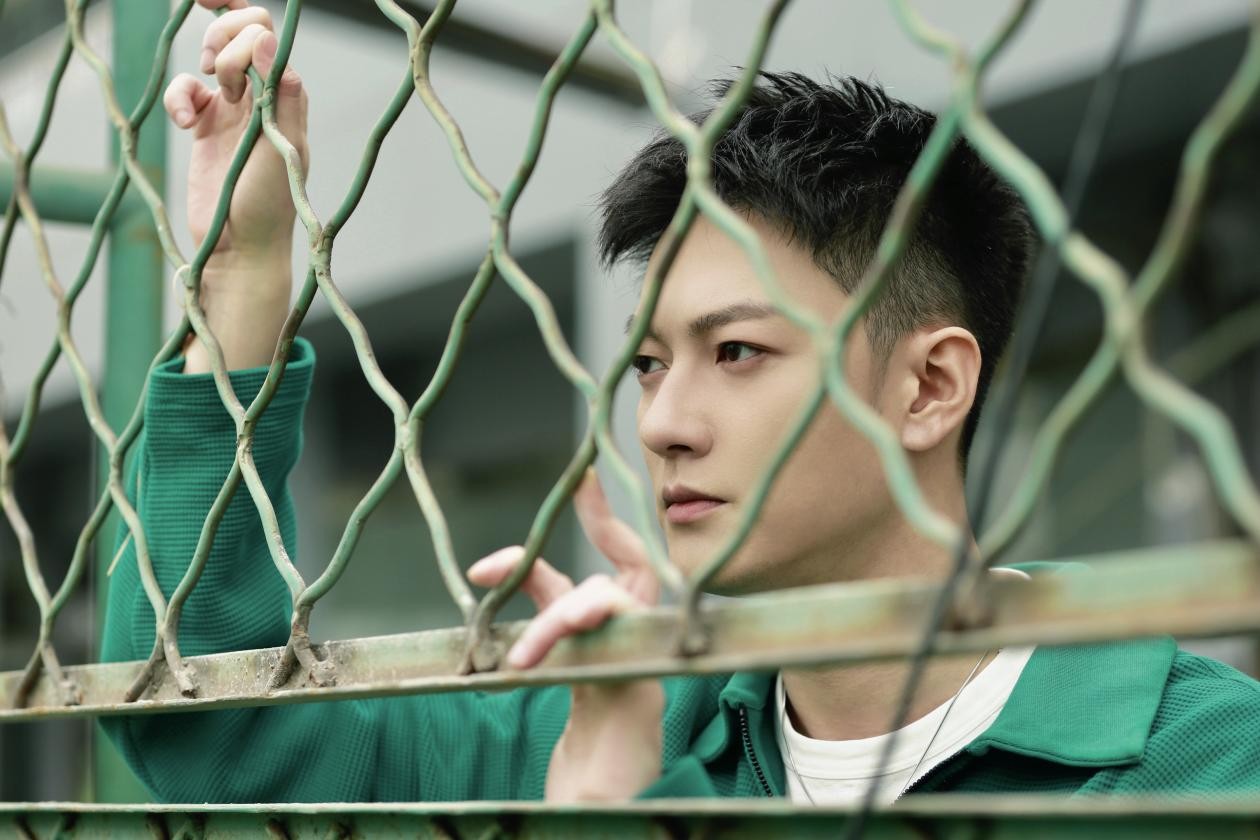 《为你逆光而来》热播 张冠森绿茵场写真散发荷尔蒙