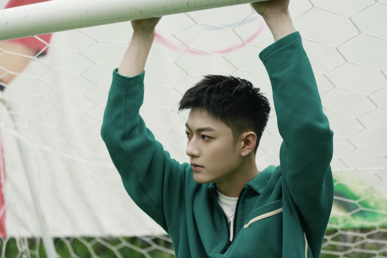 《为你逆光而来》热播 张冠森绿茵场写真散发荷尔蒙