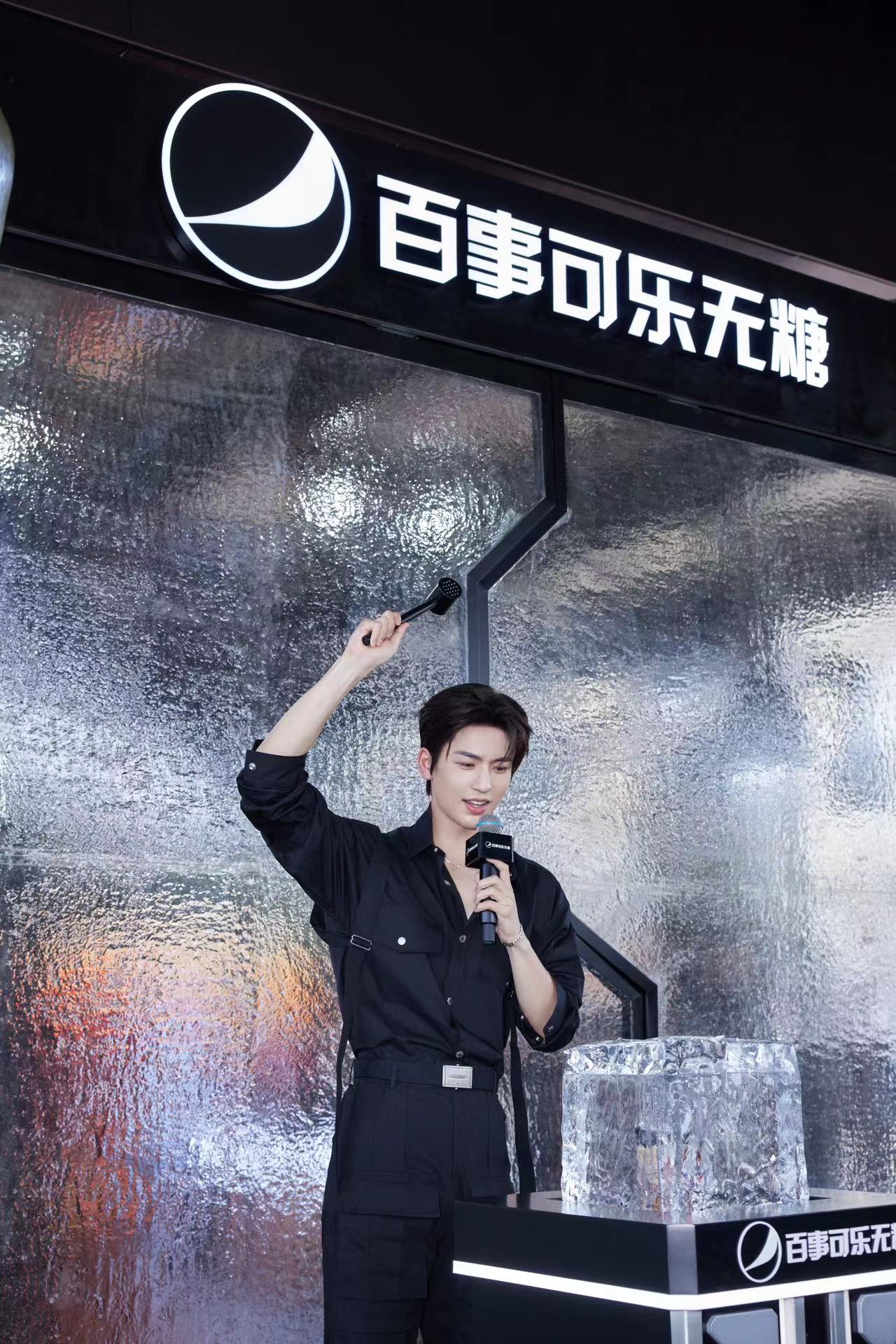 百事可乐无糖携手张凌赫破冰魔都,接力释放无限劲爽瞬间