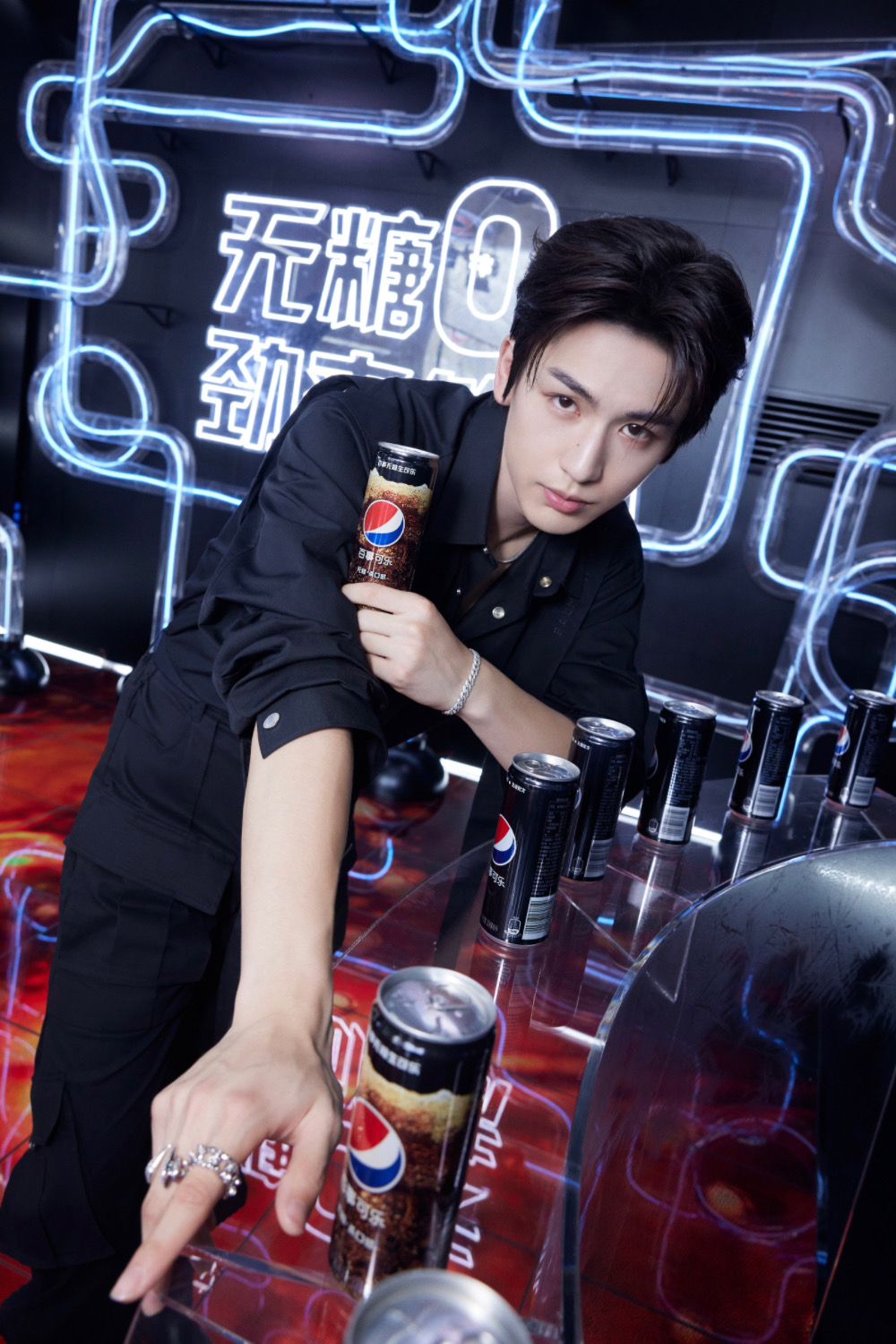 百事可乐无糖携手张凌赫破冰魔都,接力释放无限劲爽瞬间