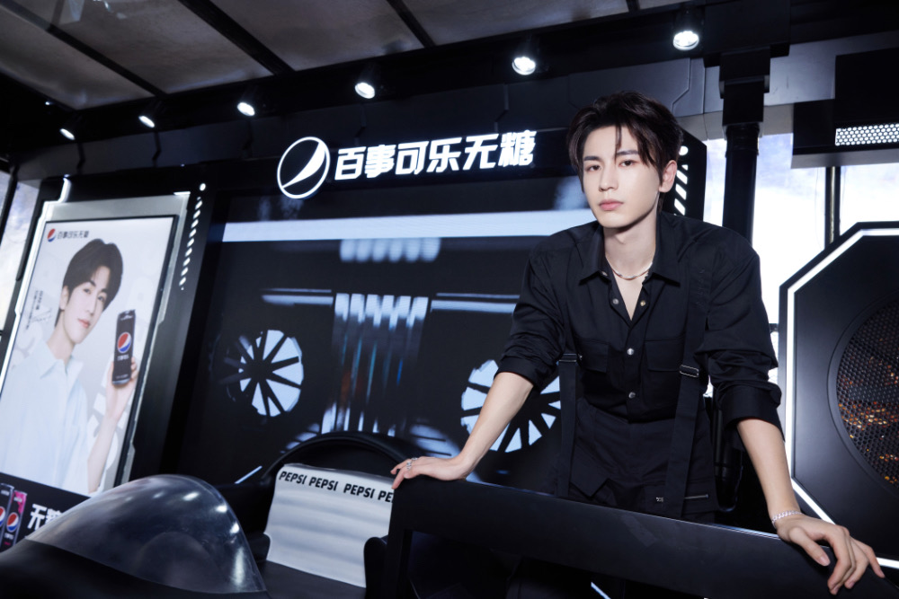 百事可乐无糖携手张凌赫破冰魔都,接力释放无限劲爽瞬间