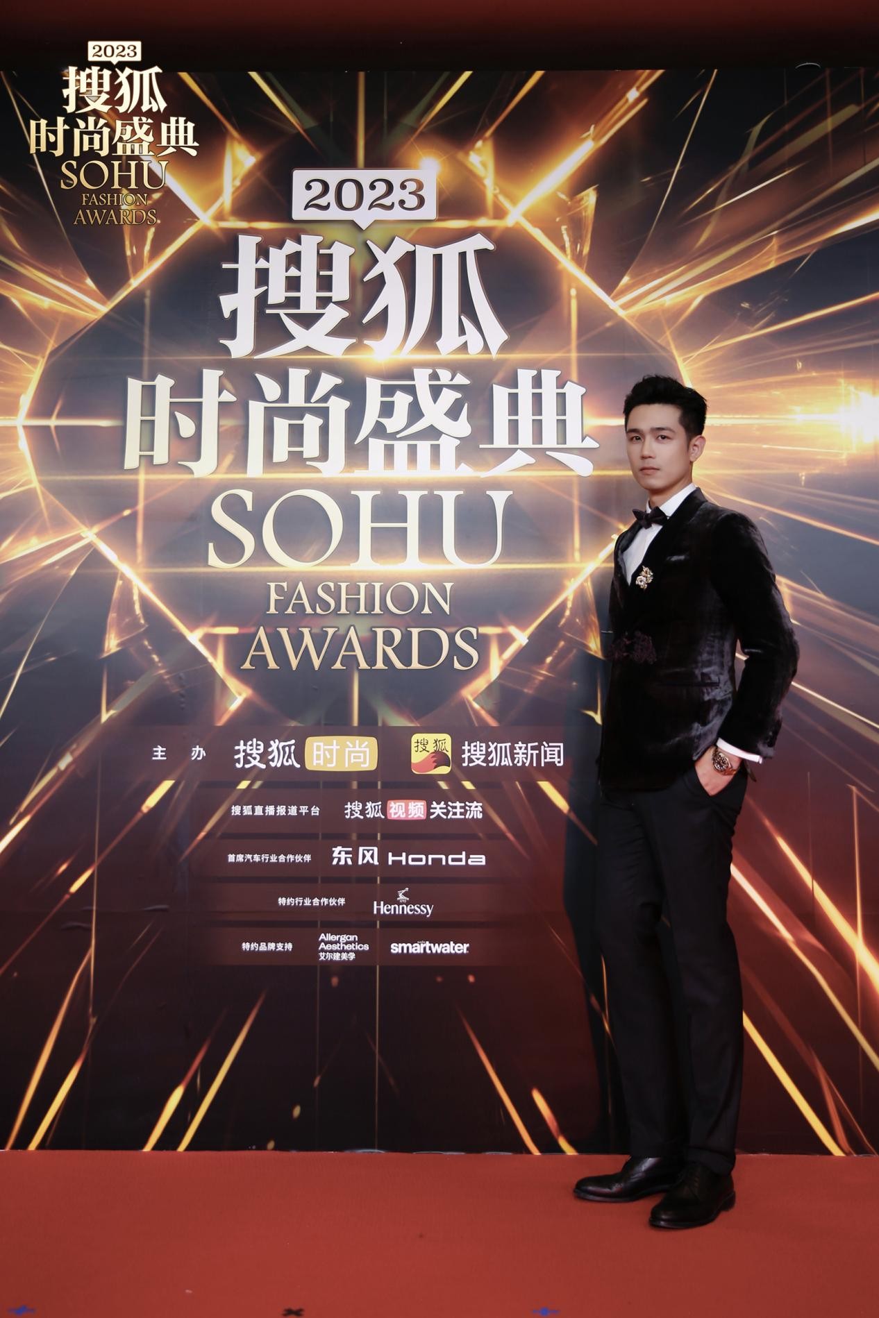 利晴天丝绒礼服亮相红毯 尽显儒雅熟男魅力