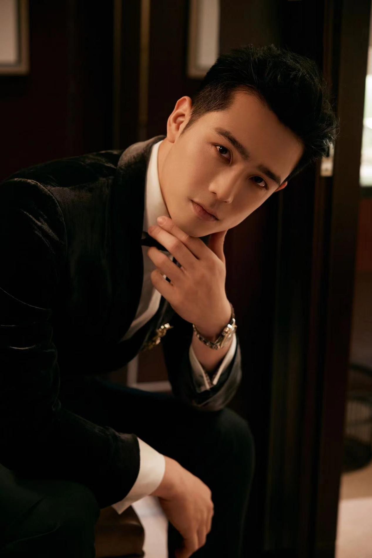 利晴天丝绒礼服亮相红毯 尽显儒雅熟男魅力