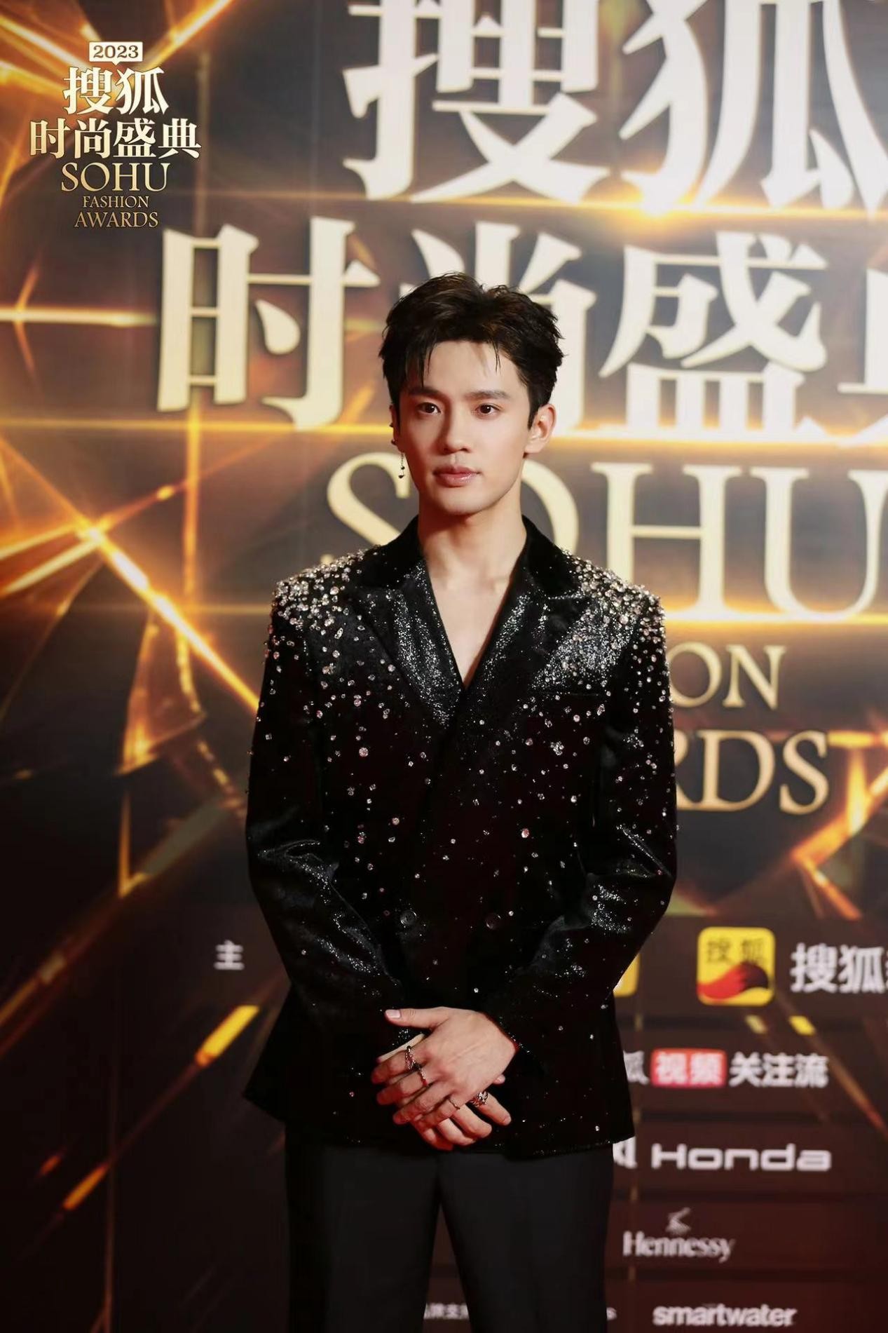 卫然水钻礼服主持盛典颁奖礼 与众星精彩互动