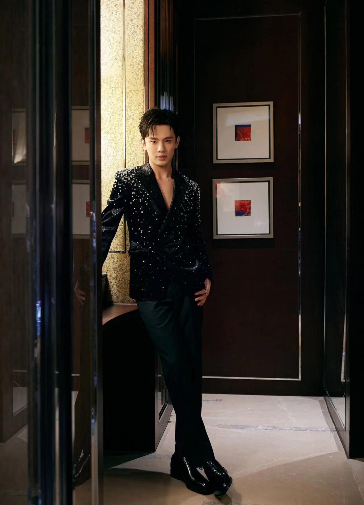 卫然水钻礼服主持盛典颁奖礼 与众星精彩互动