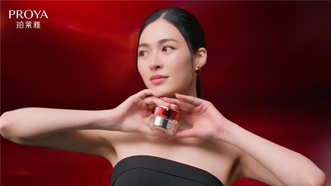 珀莱雅官宣灵感大使邝玲玲,共启「无惧年龄」新篇章