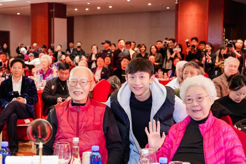 尊老敬贤传美德,德艺双馨映重阳——2025“重阳节百花敬老”在京举行